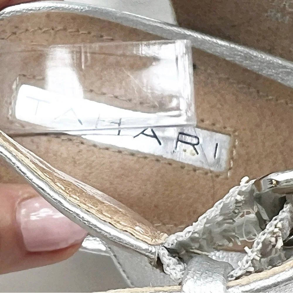 TAHARI SILVER FIONA WEDGE SANDALS WOMENS SZ 8